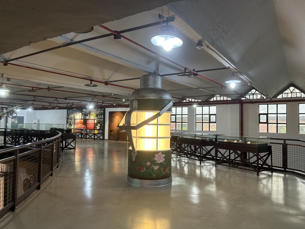 贵州遵义三线建设博物馆玻璃钢雕塑